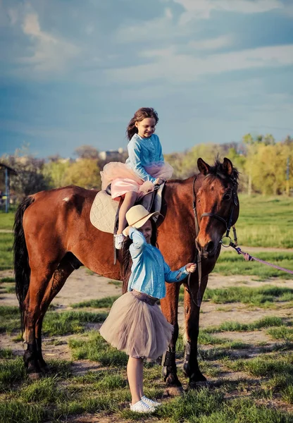 Due Sorelle Cavallo All Aperto — Foto Stock