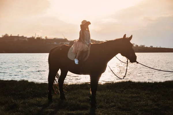 Söt Flicka Med Häst Stranden Vid Solnedgången — Stockfoto