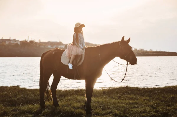 Söt Flicka Med Häst Stranden Vid Solnedgången — Stockfoto