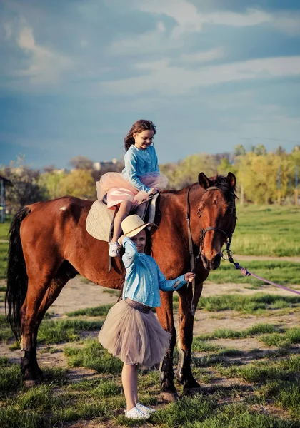 Two Sisters Horse Outdoors — Stock Photo, Image