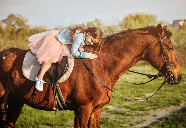 美丽的女孩与马在草地上 友谊概念 — 图库照片