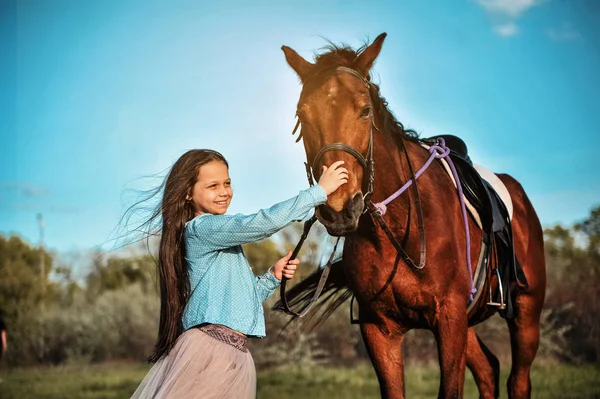 Belle Fille Avec Cheval Sur Herbe Concept Amitié — Photo