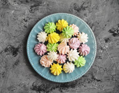 Taş arka planda lezzetli beze.