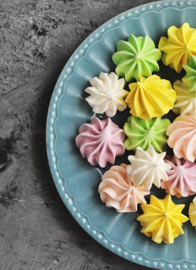 Taş arka planda lezzetli beze.