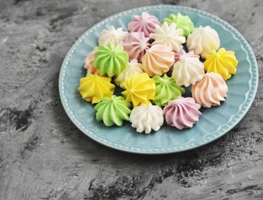 Taş arka planda lezzetli beze.