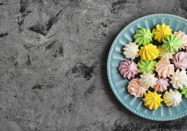 Taş arka planda lezzetli beze.