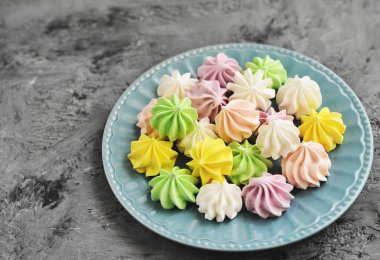 Taş arka planda lezzetli beze.