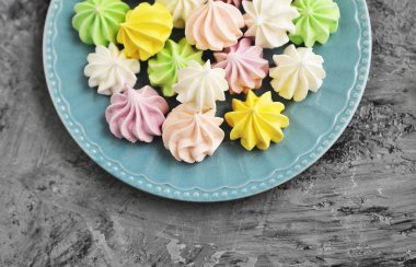 Taş arka planda lezzetli beze.