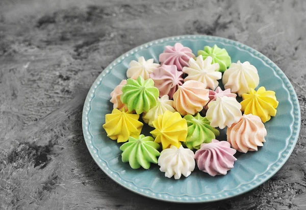 Taş arka planda lezzetli beze.