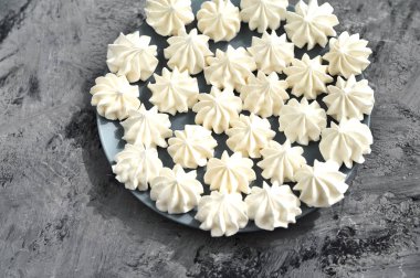 Taş arka planda lezzetli beze.