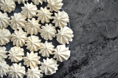 Taş arka planda lezzetli beze.