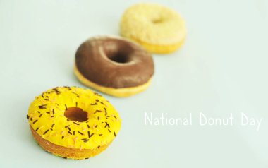 Renkli arkaplanda lezzetli bir çörek. Ulusal Donut Günü konsepti.