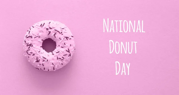 Deliciosos Donuts Fundo Cor Pastel Claro Conceito Dia Nacional Donut — Fotografia de Stock