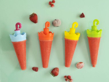 Açık arka planda Ev yapımı meyve dondurma.