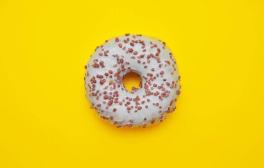 Renkli arkaplanda lezzetli bir çörek. Ulusal Donut Günü konsepti.