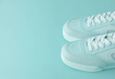 Renkli arka planda şık ayakkabılar.