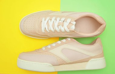 Renkli arka planda şık ayakkabılar.