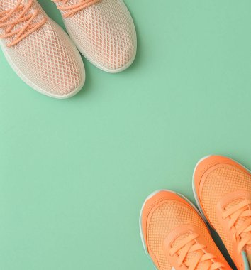 Sportif ayakkabı ve şişe pembe arka plan üzerinde.