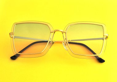 Renkli arkaplanda şık güneş gözlükleri.