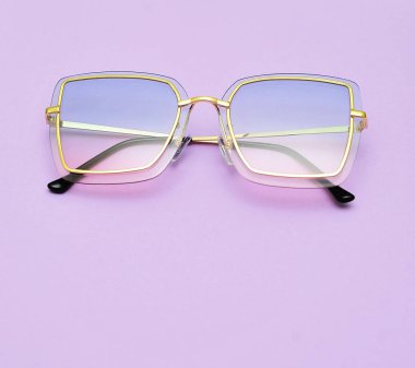 Renkli arkaplanda şık güneş gözlükleri.