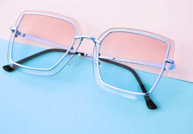 Renkli arkaplanda şık güneş gözlükleri.