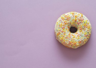 Açık pastel renk arka planda lezzetli çörekler.