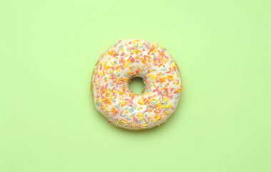 Açık pastel renk arka planda lezzetli çörekler.