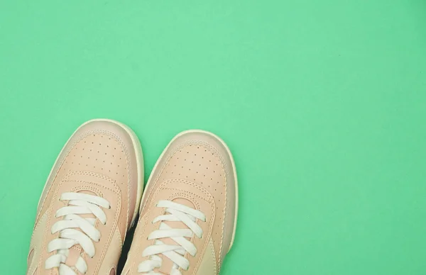 Stilvolle Schuhe Auf Farbigem Hintergrund — Stockfoto