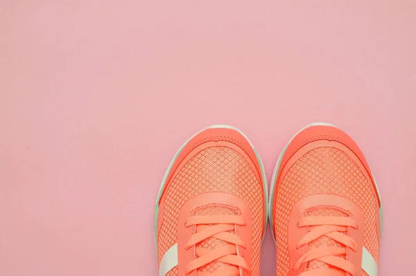 Sportliche Schuhe Und Flasche Auf Rosa Hintergrund — Stockfoto