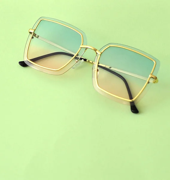 Elegantes Gafas Sol Sobre Fondo Colorido —  Fotos de Stock