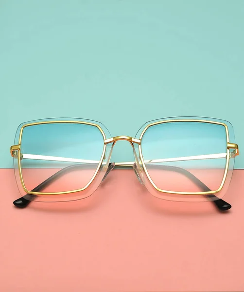 Óculos Sol Elegantes Fundo Colorido — Fotografia de Stock