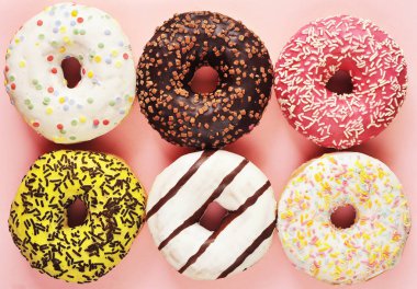 Açık pastel renk arka planda lezzetli çörekler.