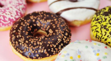 Açık pastel renk arka planda lezzetli çörekler.