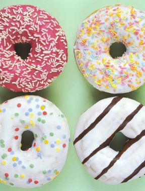 Açık pastel renk arka planda lezzetli çörekler.