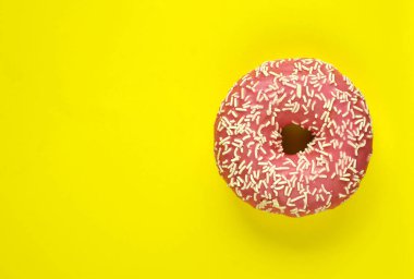 Açık pastel renk arka planda lezzetli çörekler.