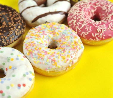 Açık pastel renk arka planda lezzetli çörekler.