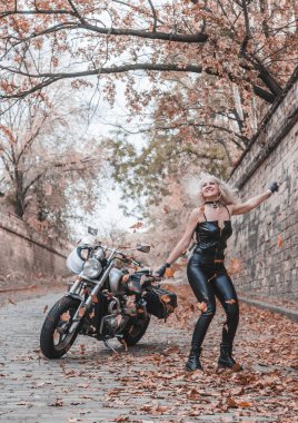 Güzel Biker kadın motosiklet açık havada poz.