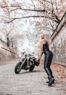 Güzel Biker kadın motosiklet açık havada poz.