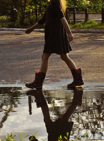 Petite Fille Chaussures Caoutchouc Sautant Dans Flaque Automne Concept Enfance — Photo
