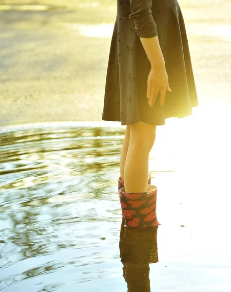 Gadis Kecil Dengan Sepatu Karet Melompat Genangan Air Musim Gugur — Stok Foto