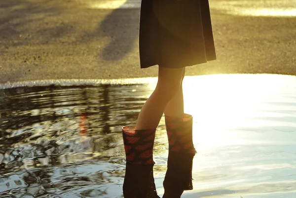 Gadis Kecil Dengan Sepatu Karet Melompat Genangan Air Musim Gugur — Stok Foto