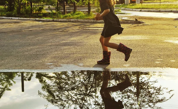 Menina Sapatos Borracha Saltando Poça Outono Conceito Infância Feliz — Fotografia de Stock
