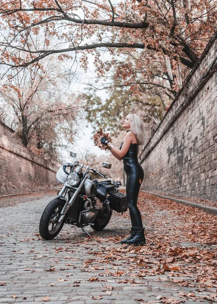 Belle Femme Motard Posant Avec Moto Extérieur — Photo