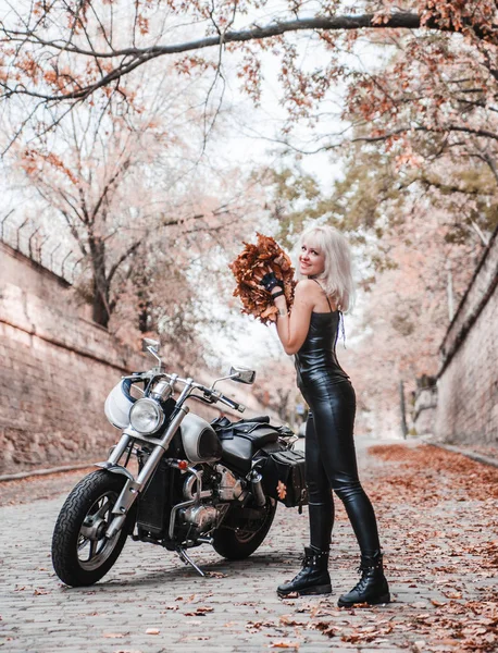 Piękna Kobieta Motocyklista Pozowanie Motocyklem Zewnątrz — Zdjęcie stockowe