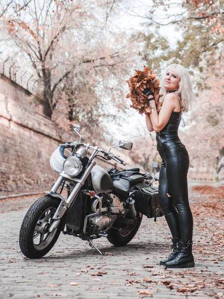Schöne Biker Frau Posiert Mit Motorrad Freien — Stockfoto
