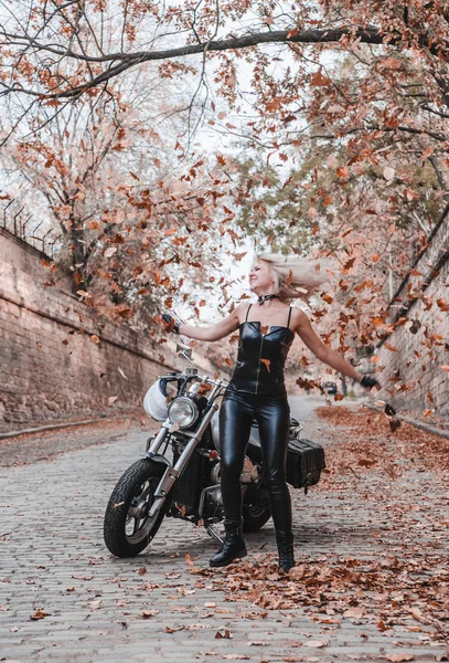 Mulher Bonita Motociclista Posando Com Motocicleta Livre — Fotografia de Stock
