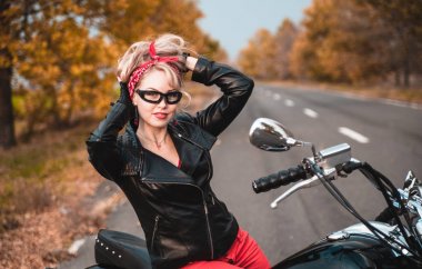 Güzel Biker kadın motosiklet açık havada poz.