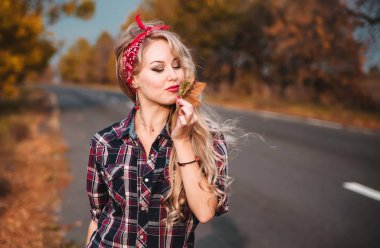 Güzel kadın içinde pin yukarı stil poz üzerinde yol.