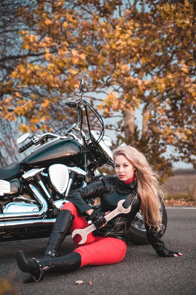 Bella Donna Motociclista Posa Con Moto All Aperto — Foto Stock