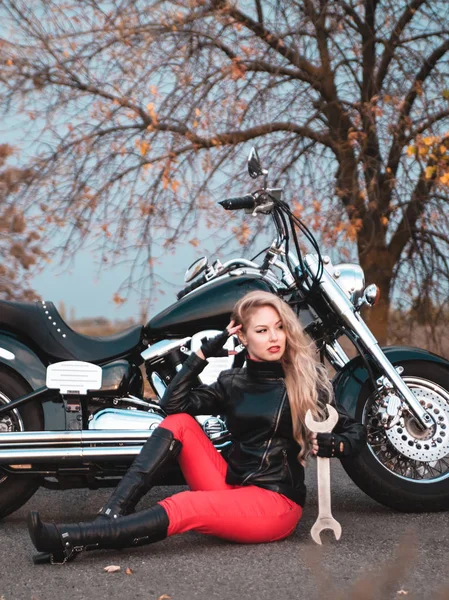 Красивая Женщина Байкер Позирует Мотоциклом Открытом Воздухе — стоковое фото
